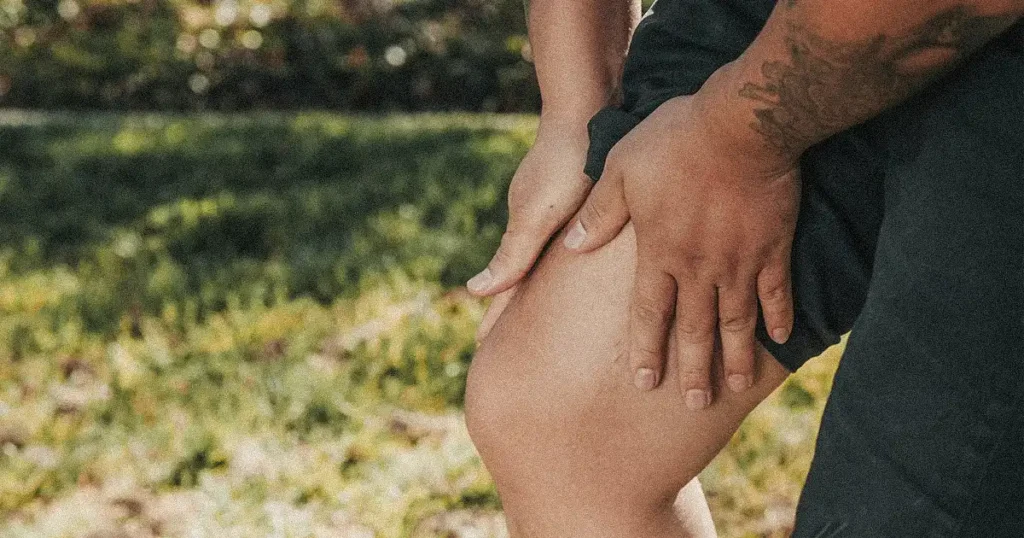 A man is having knee pain